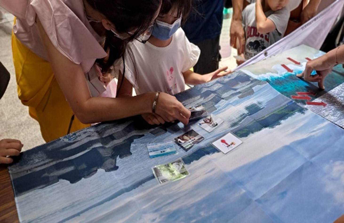 (圖)People used simple images to check whether they had completed “self-assessment” and “environmental assessment” before entering the water to play.